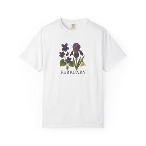 CHEMISE À FLEURS DE FÉVRIER Style vintage, cadeau de style intemporel, format carte postale, art floral violet et iris élégant, t-shirt unisexe, tenue de tous les jours