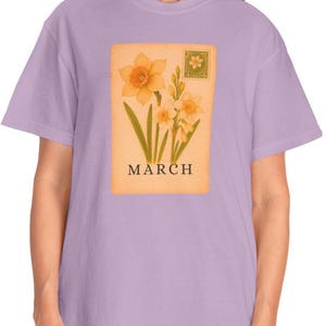 CHEMISE À FLEURS DE MARS 2 Style vintage, cadeau de style intemporel, format carte postale, art floral violet et iris élégant, cadeau maman t-shirt unisexe, anniversaire