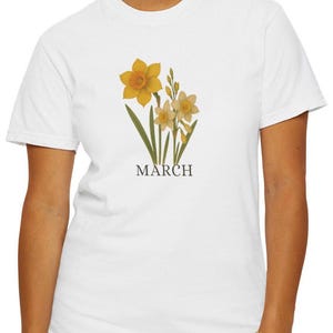 CHEMISE À FLEURS DE MARS Style vintage, cadeau de style intemporel, format carte postale, art floral violet et iris élégant, t-shirt unisexe cadeau maman, tenue de tous les jours