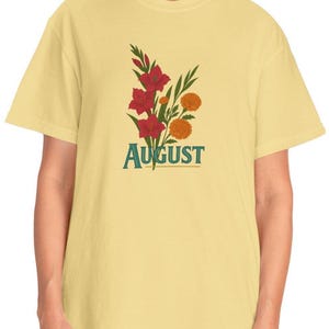 CHEMISE À FLEURS D'AOT Style vintage, cadeau de style intemporel, format carte postale, art floral glaïeuls et souci maman amie cadeau d'anniversaire t-shirt unisexe