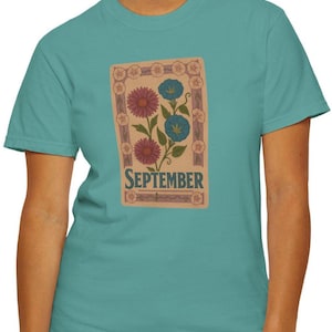 CAMICIA FIORI DI SETTEMBRE Stile vintage, regalo dal fascino senza tempo, formato cartolina, arte floreale Aster e Morning Glory, maglietta unisex per il compleanno di mamma e amica