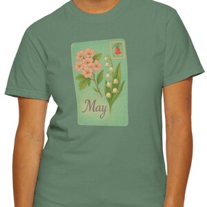 CHEMISE À FLEURS DE MAI Style vintage, cadeau de style intemporel, format carte postale, art floral muguet et aubépine, t-shirt unisexe, tenue de tous les jours