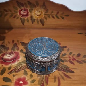 Portagioie vintage Albero della vita - Scatola in resina fusa a freddo realizzata a mano con dettaglio di croce d'angelo, design antico dipinto a mano