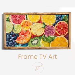 Könnte beinhalten: Ein gerahmtes Kunstwerk mit einem lebendigen Stillleben verschiedener Früchte. Das Gemälde zeigt Scheiben von Grapefruit, Orangen, Zitronen, Kiwi und Blaubeeren. Das Kunstwerk ist vor einem hellblauen Hintergrund in Naturholz gerahmt.