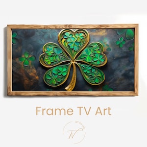 Puede incluir: Una obra de arte enmarcada que presenta un trébol detallado con un contorno dorado y hojas verdes. El trébol se encuentra sobre un fondo oscuro y texturizado con acentos de trébol adicionales. El marco es de madera clara. El texto en la parte inferior dice "Frame TV Art".