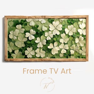 Puede incluir: Una obra de arte enmarcada con un fondo verde texturizado y tréboles blancos y verdes. El marco de madera rodea la obra de arte. Las palabras "Frame TV Art" se muestran debajo.