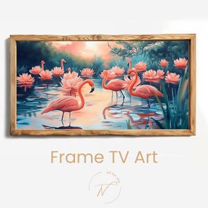 Könnte beinhalten: Gerahmter Kunstdruck mit einer friedlichen Szene von rosa Flamingos in einem Teich, umgeben von rosa Seerosen. Das Kunstwerk hat einen weichen, malerischen Stil mit einer warmen Farbpalette. Der Text "Frame TV Art" ist sichtbar.