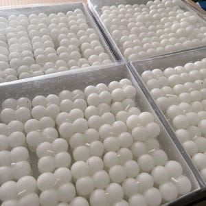 Vela burbuja blanca en caja de regalo transparente