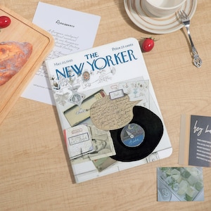 Könnte beinhalten: Ein Notizbuch im Vintage-Stil mit einem Cover mit dem Logo "The New Yorker" und dem Datum 20. März 1965. Das Cover-Artwork enthält Illustrationen einer Schallplatte, eines Buches und anderer Gegenstände. Ein Holzbrett mit Brot sowie eine Tasse und Untertasse sind ebenfalls zu sehen.