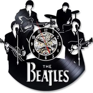 Könnte beinhalten: Eine Wanduhr aus einer schwarzen Schallplatte mit der Silhouette der Bandmitglieder von The Beatles, die Instrumente spielen. In der Mitte befindet sich ein Zifferblatt mit weißen Zahlen und sichtbaren mechanischen Zahnrädern.