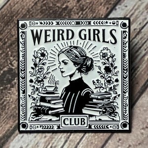 Peut inclure: Une tasse en céramique blanche avec une anse noire et le texte "But First, Coffee" dans un style manuscrit. La tasse est sur une surface blanche. La tasse mesure environ 10 cm de haut.