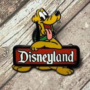 Grande collection de badges publicitaires en métal (1600