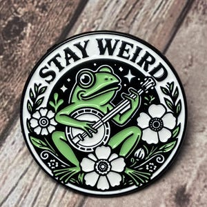 Peut inclure: Ensemble de trois mugs en céramique avec une finition mate et mouchetée. Les mugs sont de couleur crème, gris clair et gris foncé. Chaque mug présente un design simple et minimaliste.