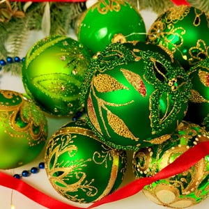 Grüne Glas Weihnachtskugeln - Set mit 10 handgemachten Glaskugeln - Gold Glitter Weihnachtsbaumschmuck - Elegante klassische Weihnachtsdekoration *