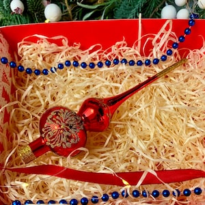 Red Glass Tree Topper – Handcrafted Christmas Finial – Glitter Snowflake Ornament – Classic Holiday Tree Decoration – Vintage Holiday Decor