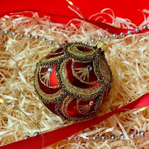 Red and Gold Glass Christmas Ornament – 8 cm Handcrafted Bauble – Vintage Style Holiday Tree Decoration with Glitter and Gems