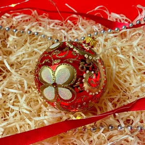 Red and Gold Christmas Ornament – 8 cm Glass Bauble – Handmade Floral Holiday Ball with Glitter and Crystals – Luxury Tree Decor