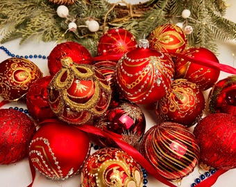 Christmas Tree Decorations Red – 20 Ornament Set – Handcrafted Glass Baubles – Elegant Gold Holiday Decor – Classic Festive Styling