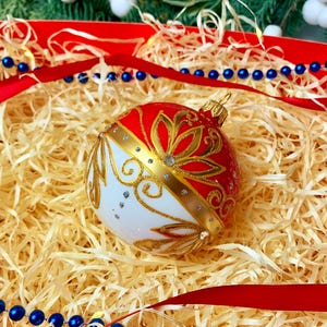 Handmade Glass Christmas Ornament – Green and Gold Swirl Bauble – Elegant Holiday Tree Decoration – Unique Xmas Ball