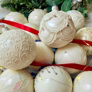 Set of 10 White Christmas Ornaments – Hand Painted Glass Balls – Elegant Holiday Tree Decorations – Luxury Pearl Glitter Décor