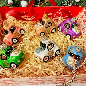 Glass Car Ornament Set – 6 Handmade Christmas Cars with Eyes – Whimsical Colorful Tree Decorations – Retro Style Gift for Kids & Collectors