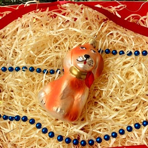 Glashund Weihnachtsschmuck - Handbemalter oranger Welpe mit roter Schleife - Baumdekoration im Vintage-Stil - Handgefertigte Weihnachtskugel