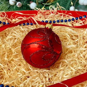 Red Glass Christmas Ornament – Handmade Bauble with Glitter Swirls – Elegant Holiday Decoration – Classic Xmas Tree Ball