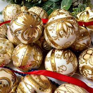 Set of 10 White and Gold Glass Christmas Ornaments – Handmade Glitter Baubles – Elegant Holiday Tree Decorations – Luxury Xmas Balls