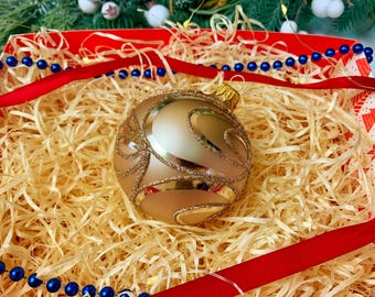Handmade Beige Ornament – Glass Christmas Bauble – Sparkling Silver Swirl Design – Festive Holiday Tree Decoration – Classic Xmas Decor