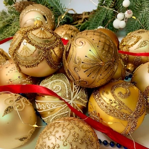 Set of 10 Gold Glass Christmas Ornaments – Handmade Baubles with Glitter & Jewels – Elegant Holiday Tree Decor – Luxury Xmas Decoration