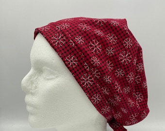 Red Snowflakes - Women's Tie-back Surgical Scrub Hat