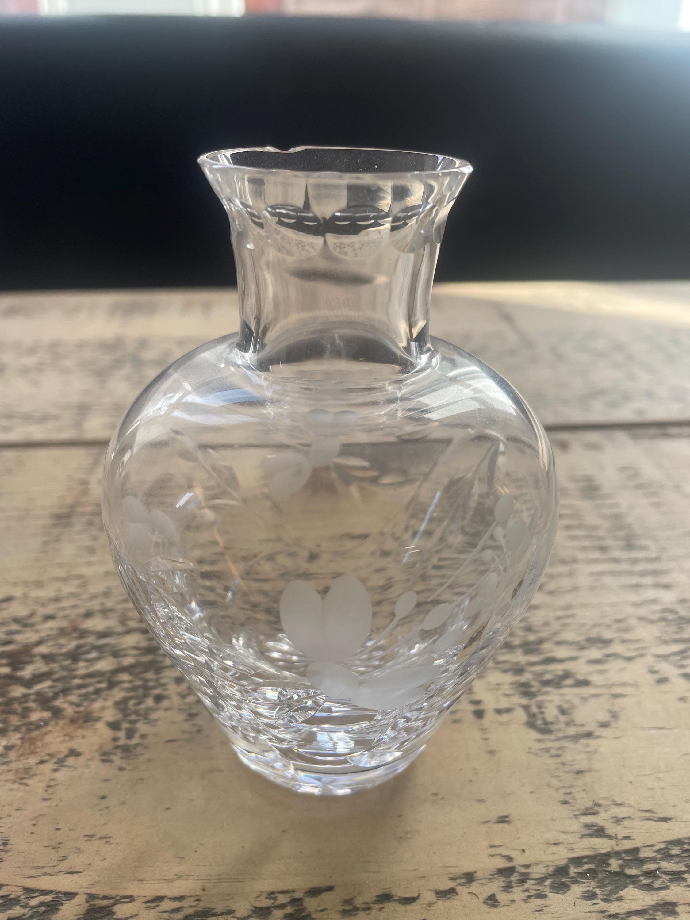ヴィンテージエッチングクリスタルバッド花瓶 - 花のカットデザイン