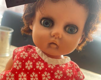 Poupée bébé vintage des années 1960 en plastique dur : robe flocon de neige rouge, yeux endormis