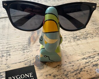 Colourful Abstract Glasses Holder – Nose Shaped Sunglasses Stand – Quirky Eyewear Display – Pop Art Desk Accessory – Funky Gift Idea
