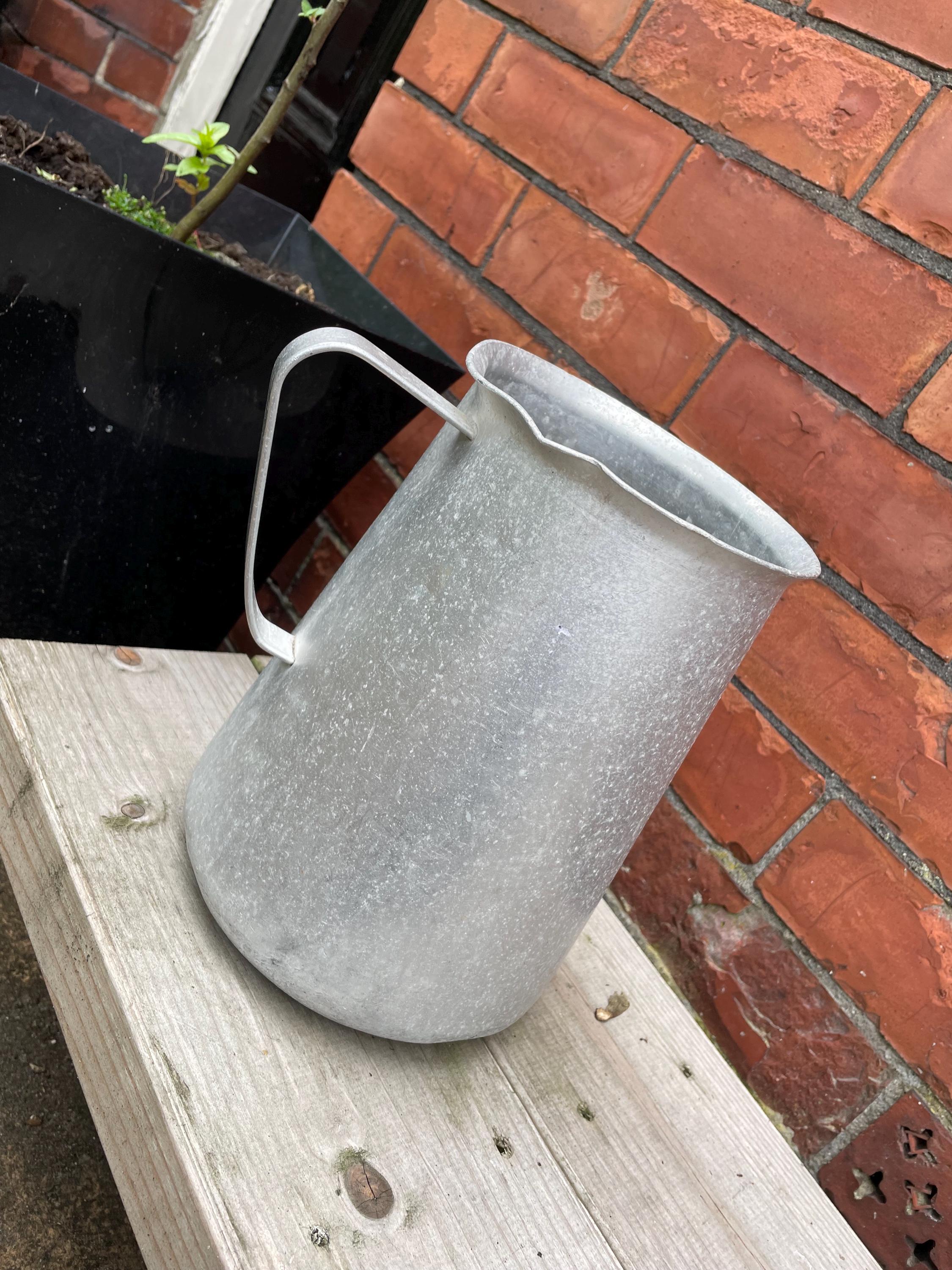 ヴィンテージアルミ製水差し – 素朴なファームハウスピッチャー – 古び