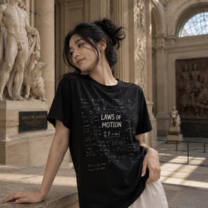 Camiseta con ecuaciones de física de las leyes del movimiento / Camiseta con diagrama científico