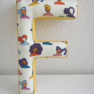 Letra F hecha a mano para habitación de niña