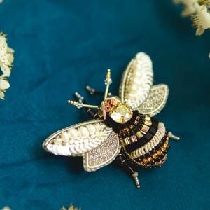 Wildflower Bee Brooch, Handmade Garden-Inspired Insect Jewelry, Romantic Gift for Her, Handmade Bee Brooch for Bridesmaids,Botanical Jewelry