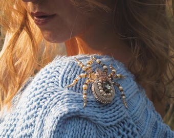 Handmade Beaded Spider Brooch, Swarovski Pearl Pin, Elegant Insect Jewelry, Nature Inspired Gift for Her, Unique Accessory, Gift for Her