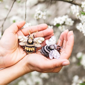 Door de natuur geïnspireerde elegante bijenbroche, glas- en parelinsectenspeld, bijensieraden, elegante broche, cadeau voor haar, delicate honingbijbroche
