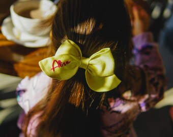 Lazo con nombre floral bordado a mano, accesorio para el cabello personalizado