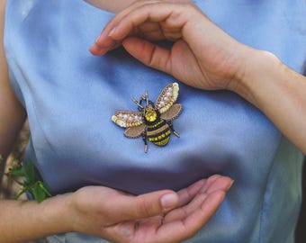 Wildflower Bee Brooch, Handmade Nature Jewelry, Garden-Inspired Floral Pin, Romantic Gift for Her, Elegant Decorative Brooch, Gift for Mom