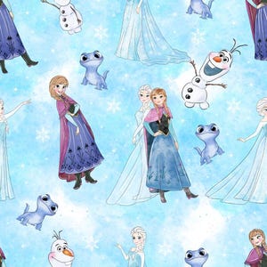Peut inclure: Un motif répétitif sur fond bleu clair représentant des personnages de La Reine des Neiges, dont Elsa en robe bleue, Anna en robe violette et bleue, le bonhomme de neige Olaf et la salamandre bleue Bruni, agrémenté de flocons de neige blancs.