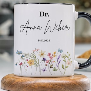 Personalisierte Doktor Tasse Abschluss, personalisiert Geschenk für Doktor, Uni Doktorarbeit, Wunschnamen Geschenk Promotion, mit Wildblumen