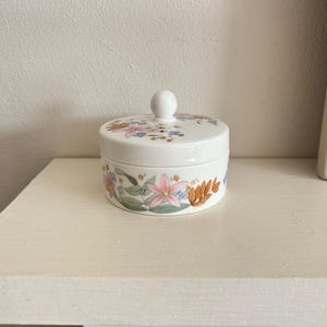 Vintage Wedgwood Bone China Meadow-Sweet Style Round Lidded Trinket Box