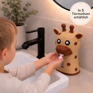 Könnte beinhalten: Ein giraffenförmiger Seifenspender in Beige und Braun mit weißem Pumpmechanismus. Der Spender zeigt ein cartoonartiges Gesicht mit großen Augen und braunen Flecken. Ein kreisförmiges Grafikfeld in der Ecke enthält den Text In 5 Tiermotiven erhältlich.