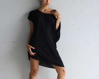 Robe t-shirt noire, Robe à épaules dénudées, Robe t-shirt, Robe oversize, Tunique noire, Mode écologique, Cadeaux pour fille, Chemise asymétrique,