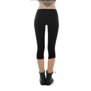 Schwarze Capri-Leggings aus Bio-Baumwolle Nachhaltige Yogahose für Frauen, kurze Leggings, Yogahose, beste Leggings, Bio-Yogahose. Bild 7