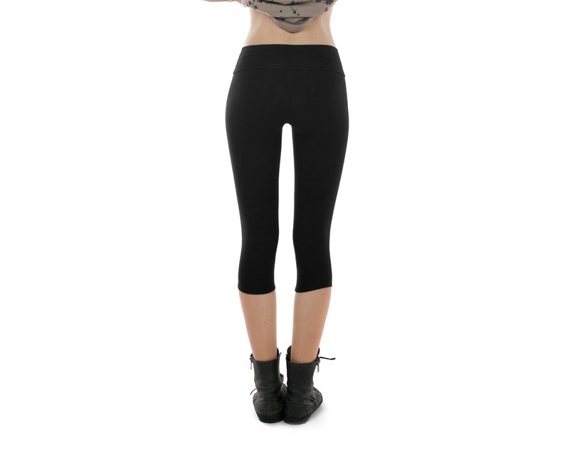 Schwarze Capri-Leggings aus Bio-Baumwolle Nachhaltige Yogahose für Frauen, kurze Leggings, Yogahose, beste Leggings, Bio-Yogahose. Bild 7