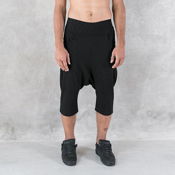 Pantaloncini corti da uomo Boho con cavallo basso idee per outfit da festival pantaloncini corti con cavallo basso stampati a zig zag nero su nero moda dark pantaloncini anti mainstream Etsy Italia